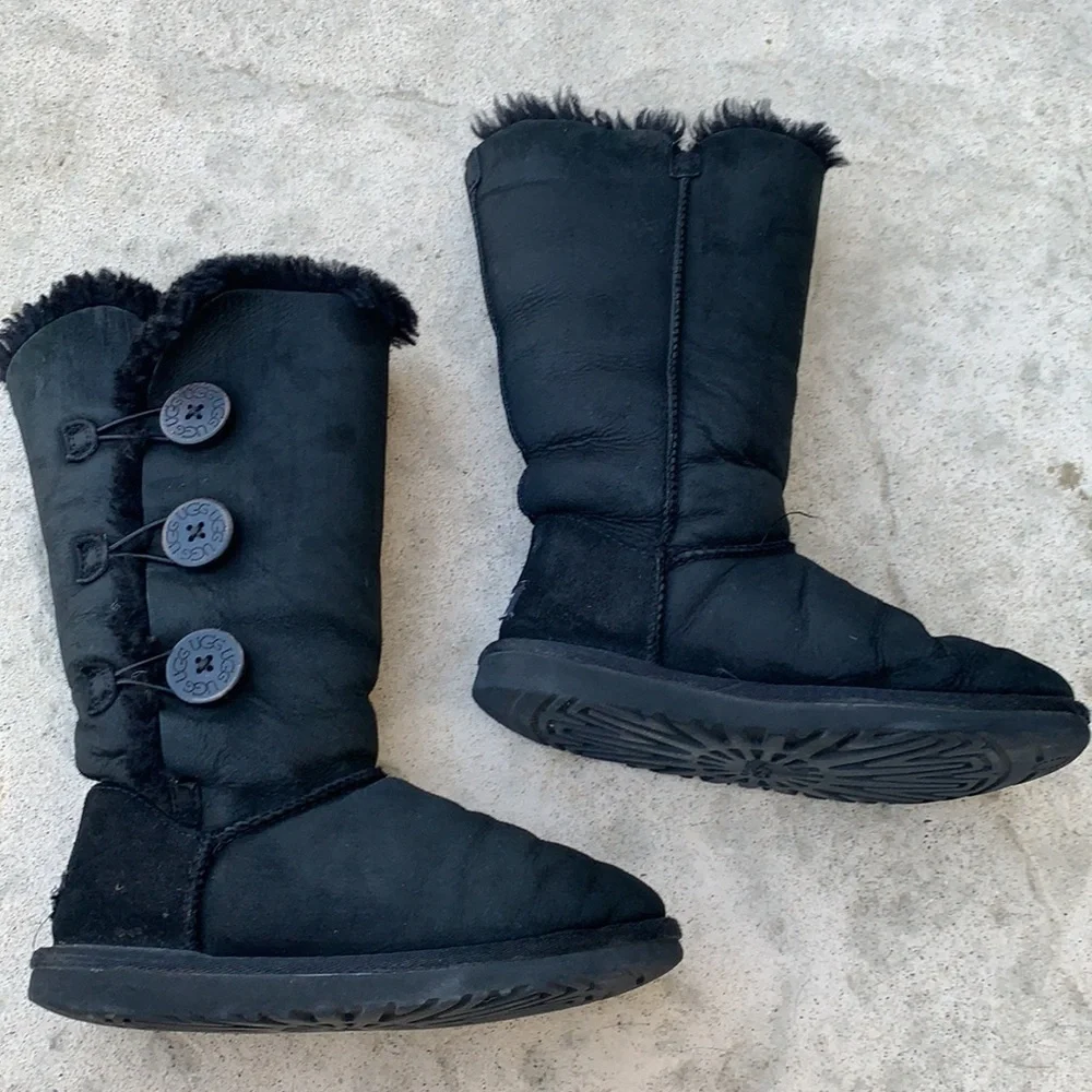UGG Bailey Button Triplet II Black Suede Boot Sz 5